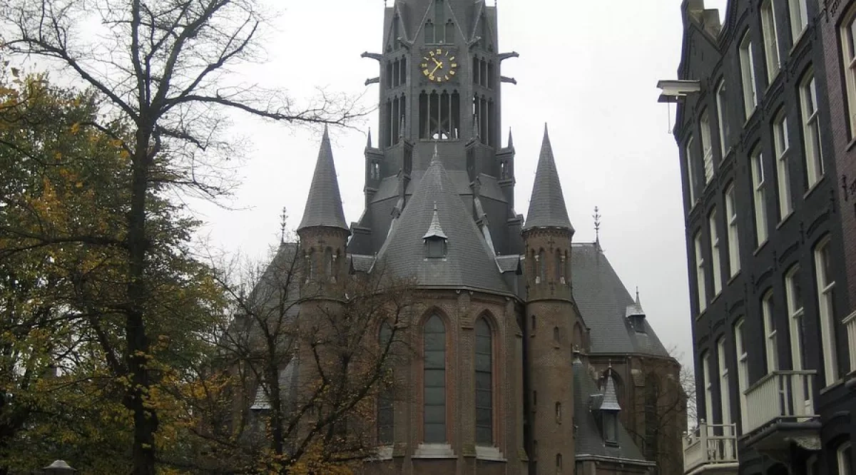 Historic Vondelkerk Tower collapses in devastating Amsterdam fire