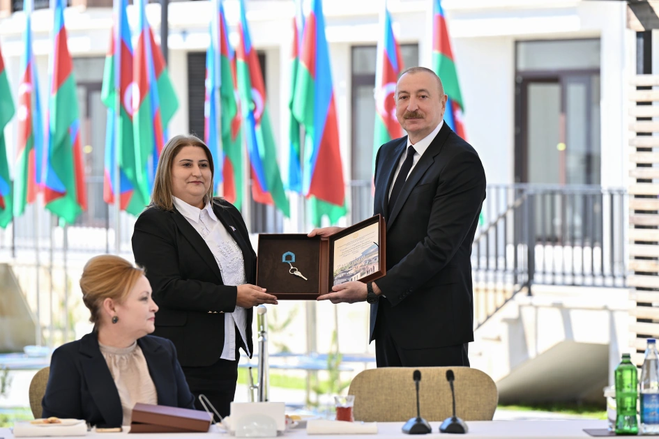 President Ilham Aliyev meets with families moving to first residential complex in Zangilan city (PHOTO)