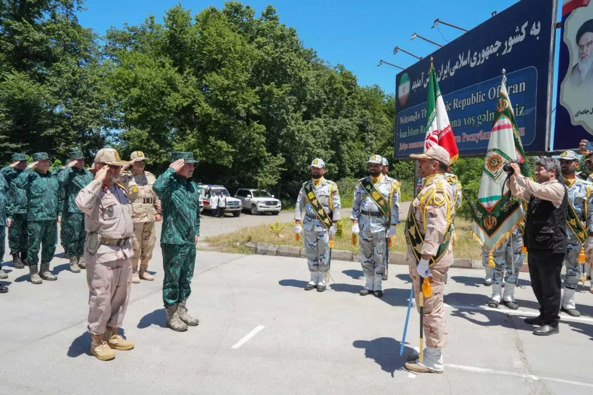 Senior Azerbaijani, Iranian border generals meet at frontier PHOTO