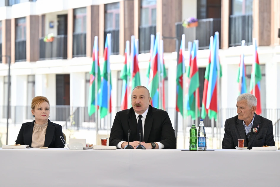 President Ilham Aliyev meets with families moving to first residential complex in Zangilan city (PHOTO)