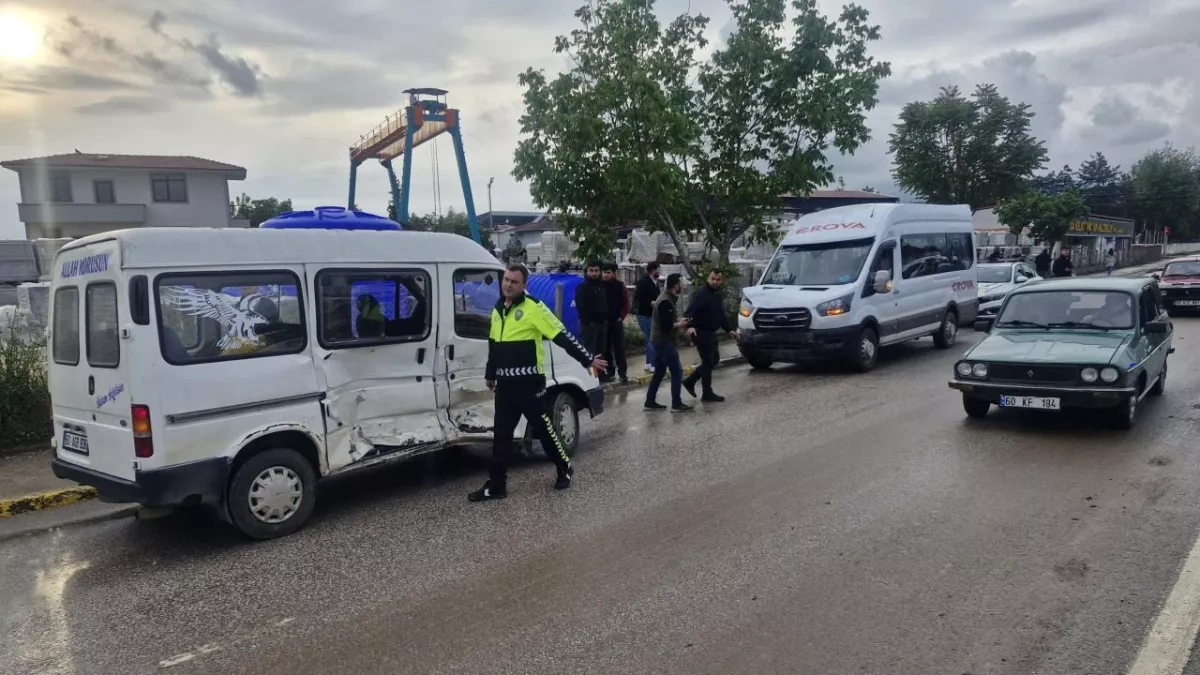 Two minibuses collide in northern Türkiye, 11 injured
 Photo