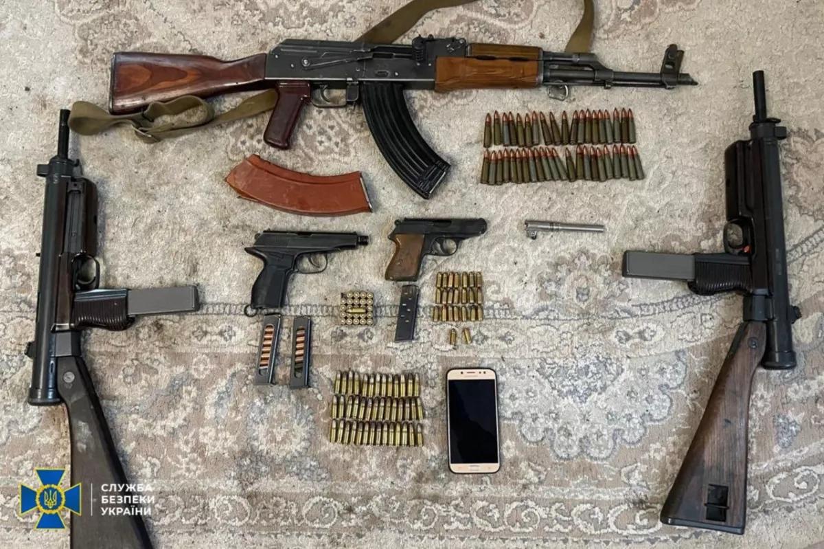 Ukraine police foil sale of large cache of frontline weapons Photo
