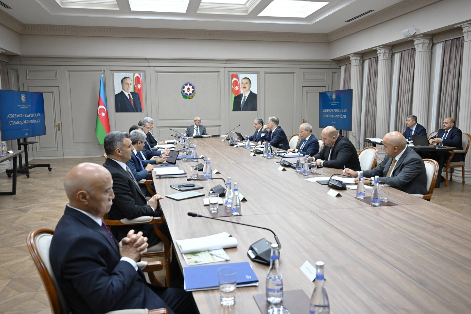 Azerbaijan's prime minister holds meeting and adopts new decision (PHOTO)