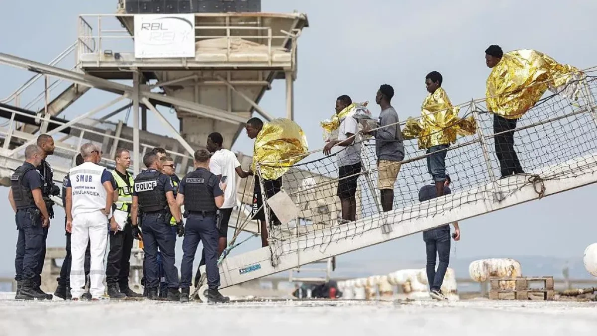 UK, French rescuers save more than 170 migrants after Channel boat fire
