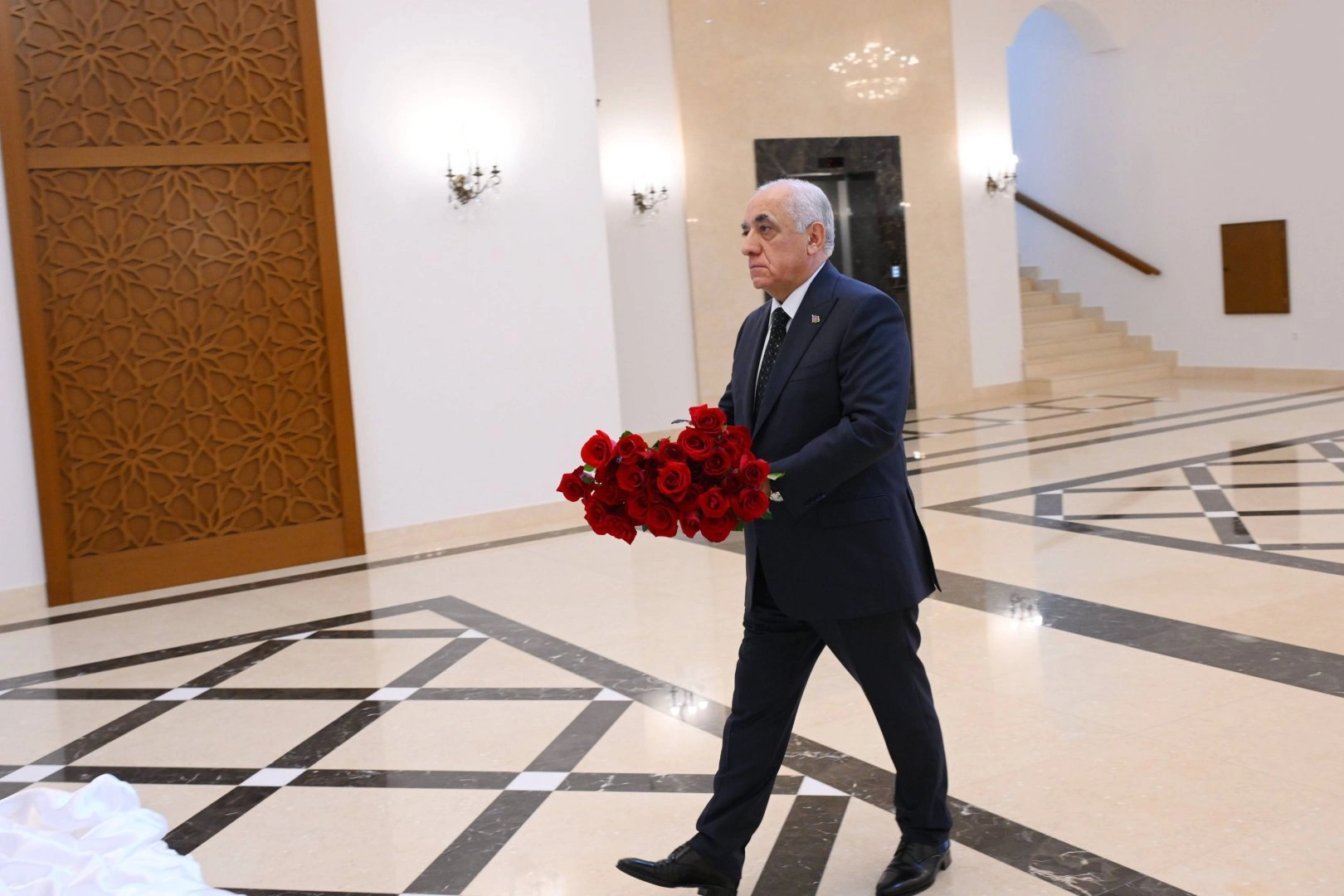 Azerbaijani PM pays tribute to memory of National Leader Heydar Aliyev in Ashgabat (PHOTO)