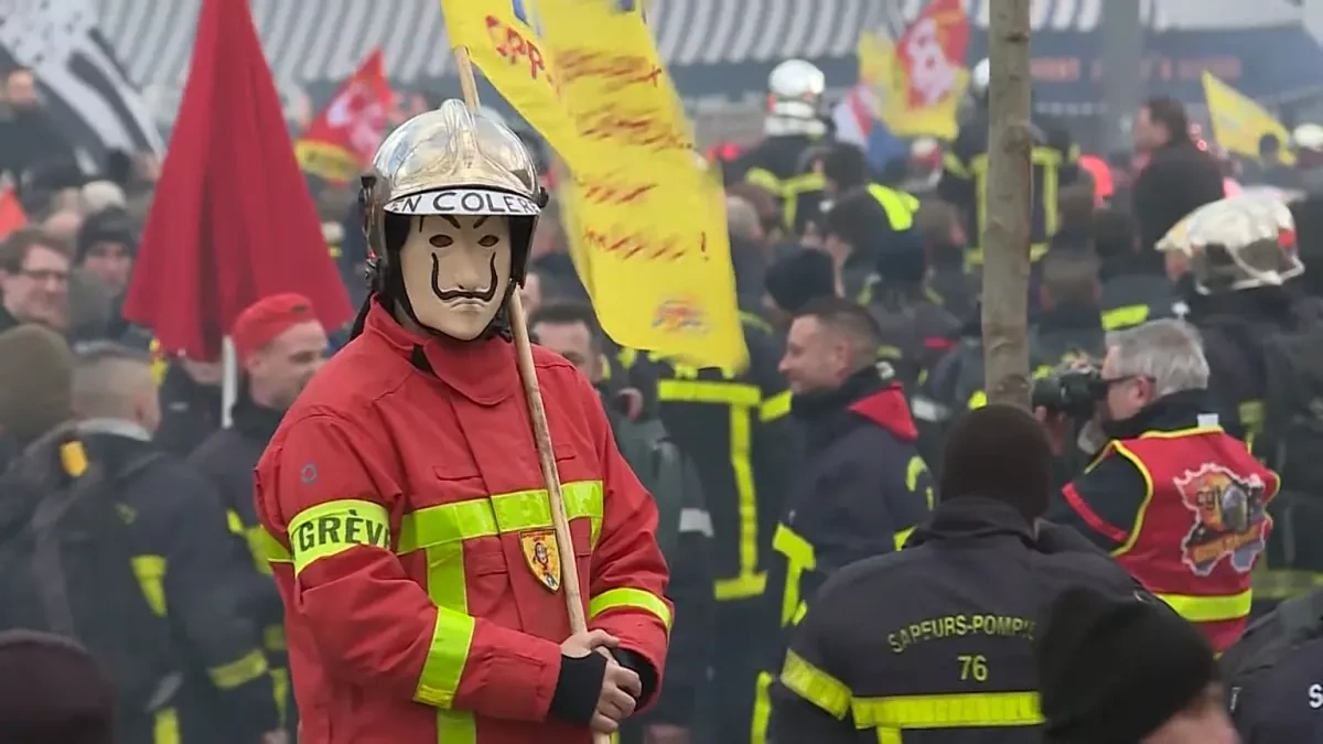 French firefighters to take to streets over poor working conditions