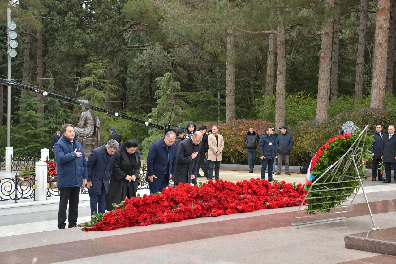 Azerbaijani Parliament staff commemorate National Leader Heydar Aliyev at Alley of Honor (PHOTO)