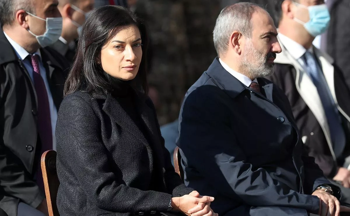 Armenian PM apologises after wife announces split Updated