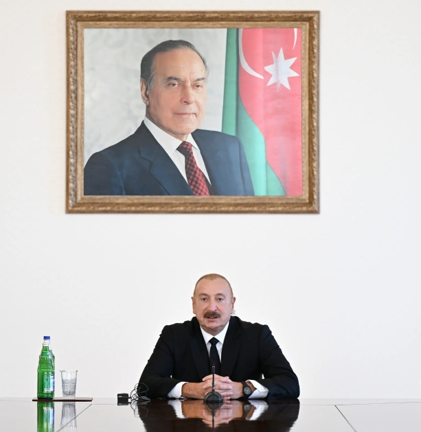President Ilham Aliyev receives participants of international conferences held in Baku (PHOTO)