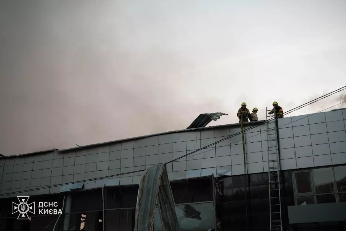 Russian attack sets Kyiv neighborhoods ablaze, killing 4, wounding 58 PHOTO