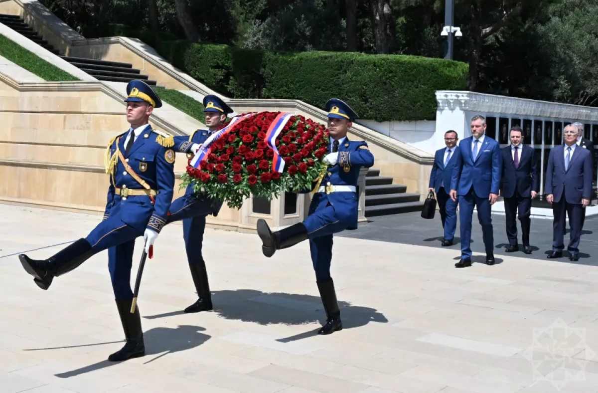 Slovak president pays tribute to Azerbaijan’s heroes at Baku’s Alley of Martyrs PHOTO
