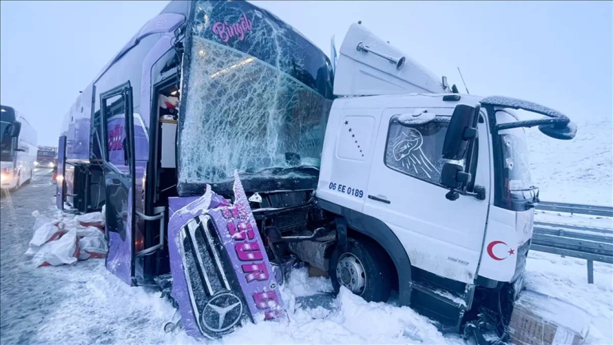 Nine injured as truck crashes into passenger bus in Türkiye’s Kars photo