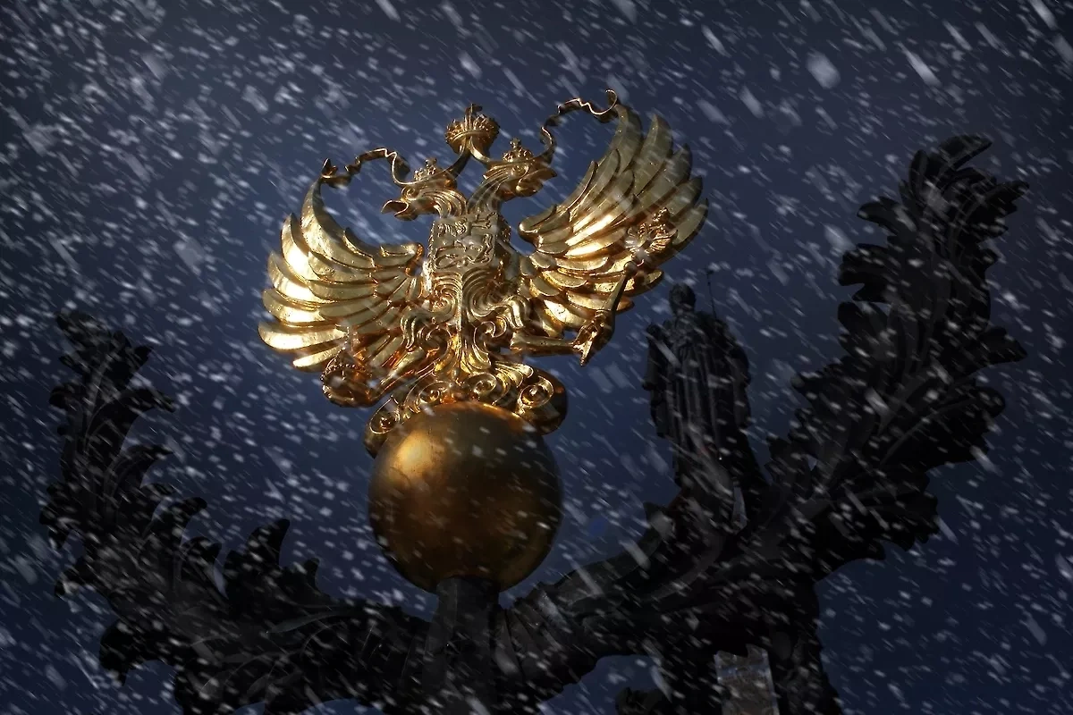 Putin signs law protecting crosses on Russian state emblem PHOTO