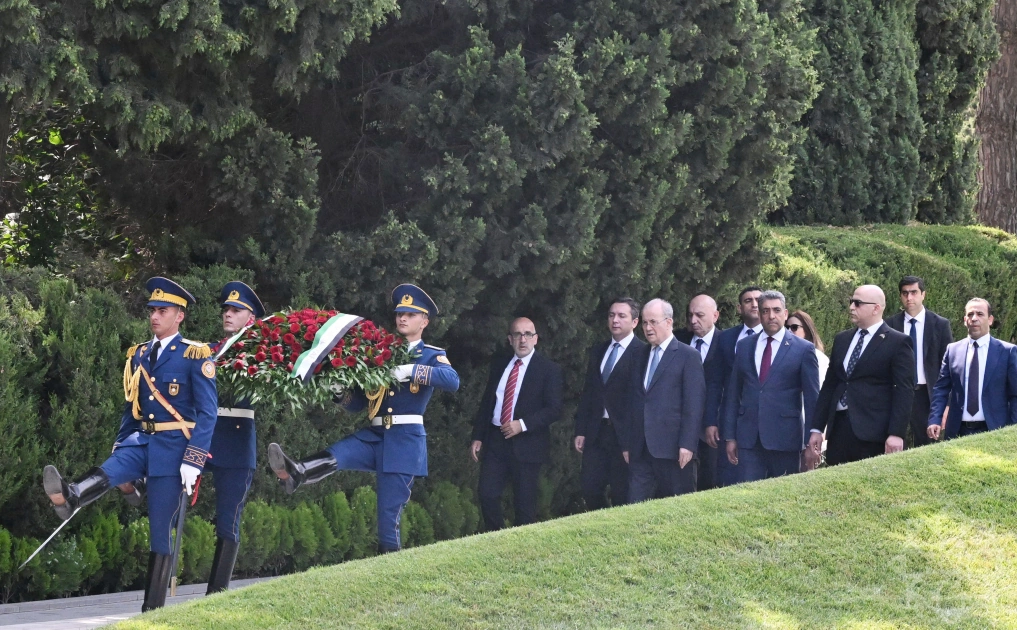 Palestinian PM visits grave of National Leader Heydar Aliyev at Alley of Honors (PHOTO)