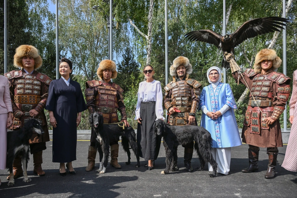 First Lady Mehriban Aliyeva views exhibition of handicrafts by masters of decorative and applied arts in Bishkek (PHOTO)