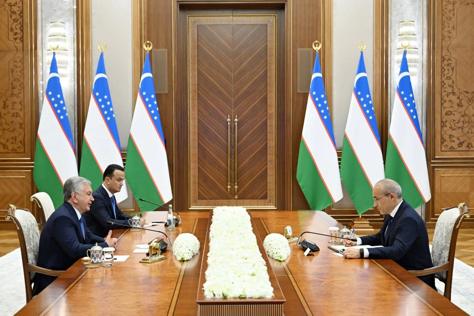 Uzbek president, Azerbaijani economy minister discuss expanding economic ties (PHOTO)