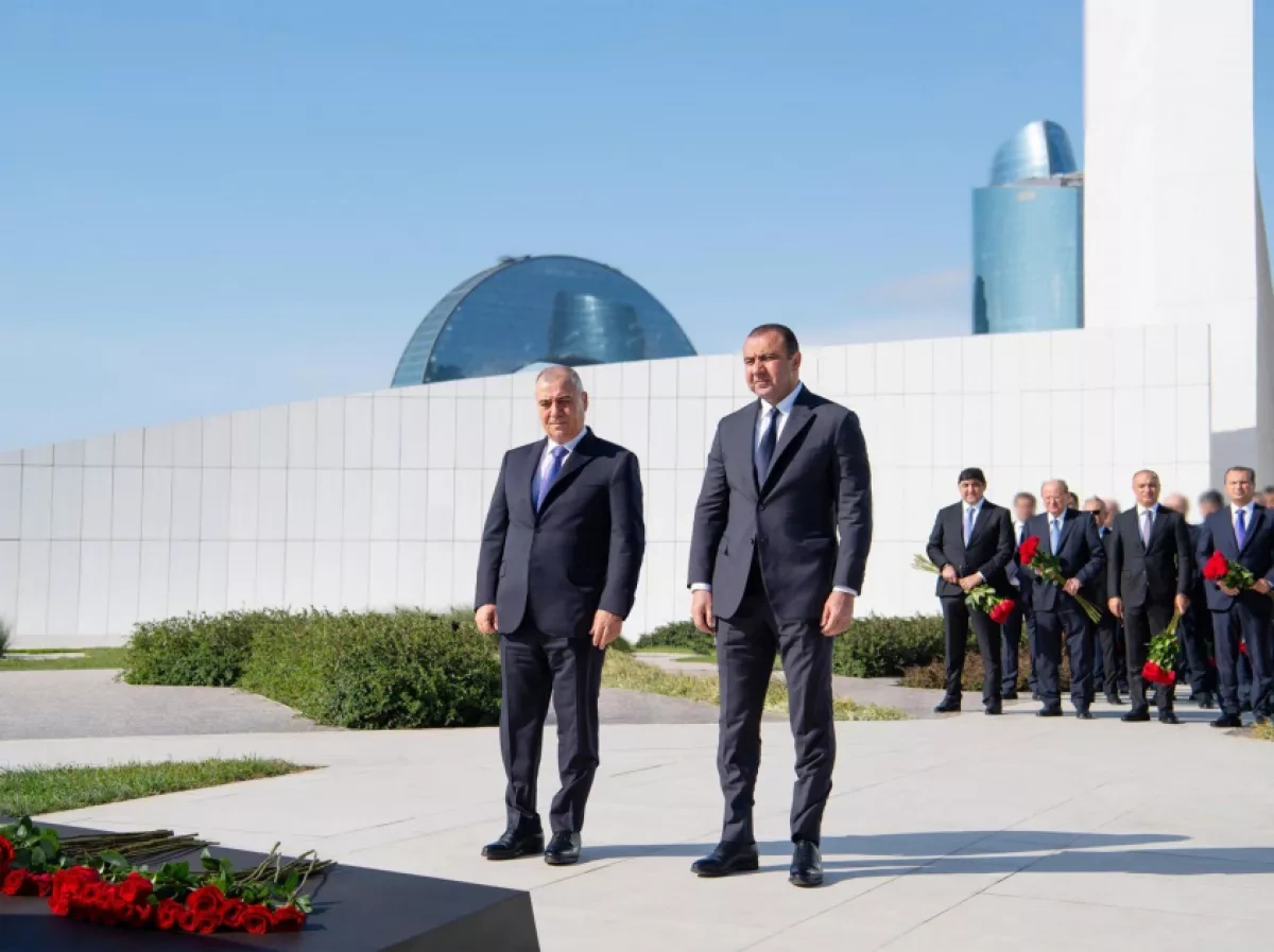 Azerbaijan’s top security officials commemorate martyrs at Victory Park PHOTO