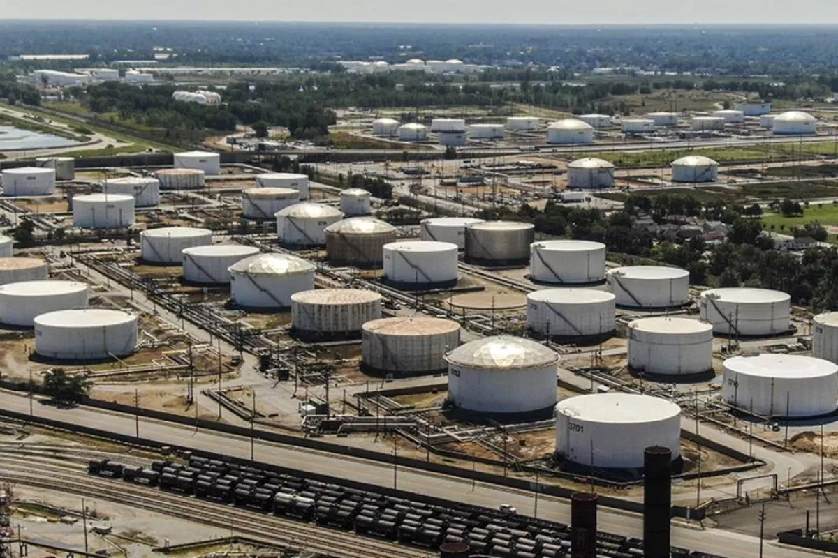Crude oil stocks rise in US while refined products decline