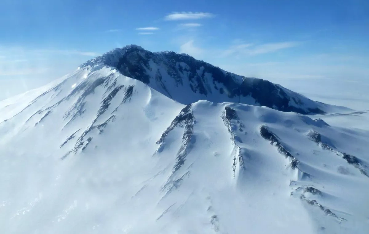 Russian climbers trapped on Sidley volcano as temperatures drop to −42 °C VIDEO