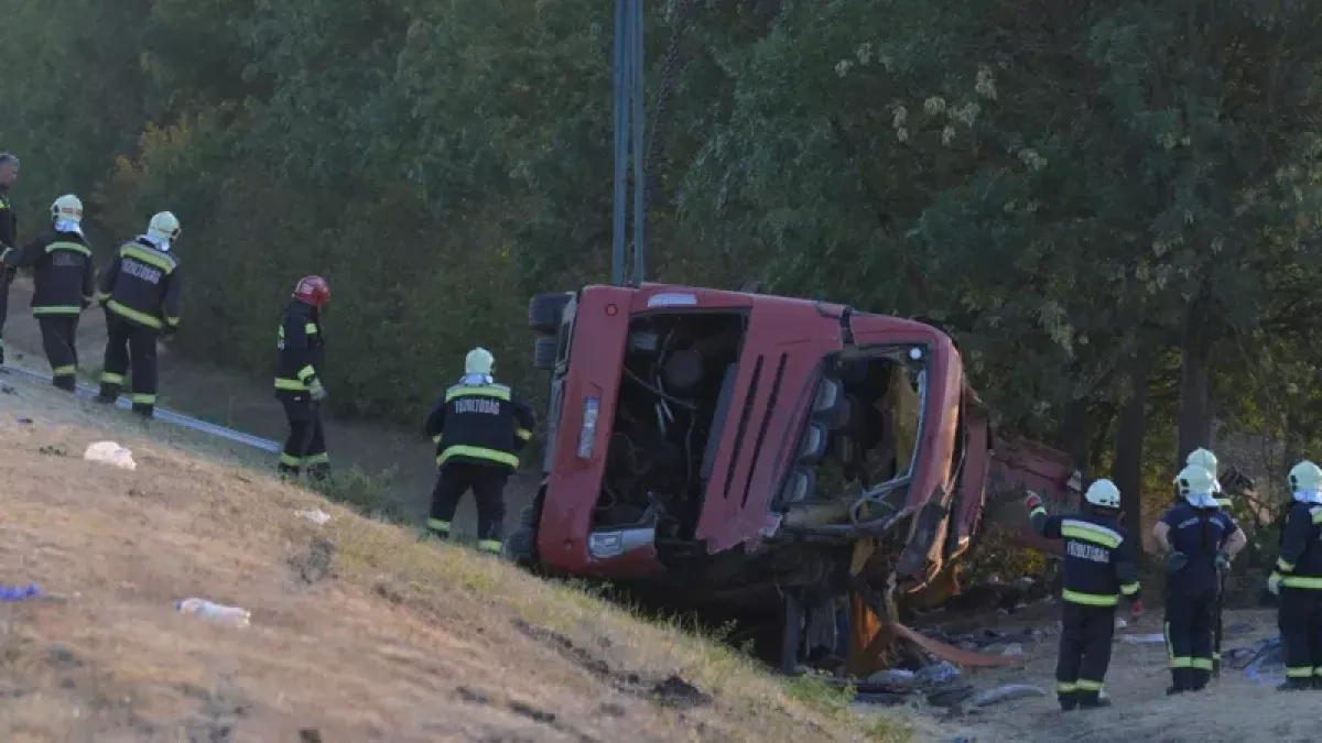 Polish tourist bus overturns in Hungary, leaving 12 dead PHOTO