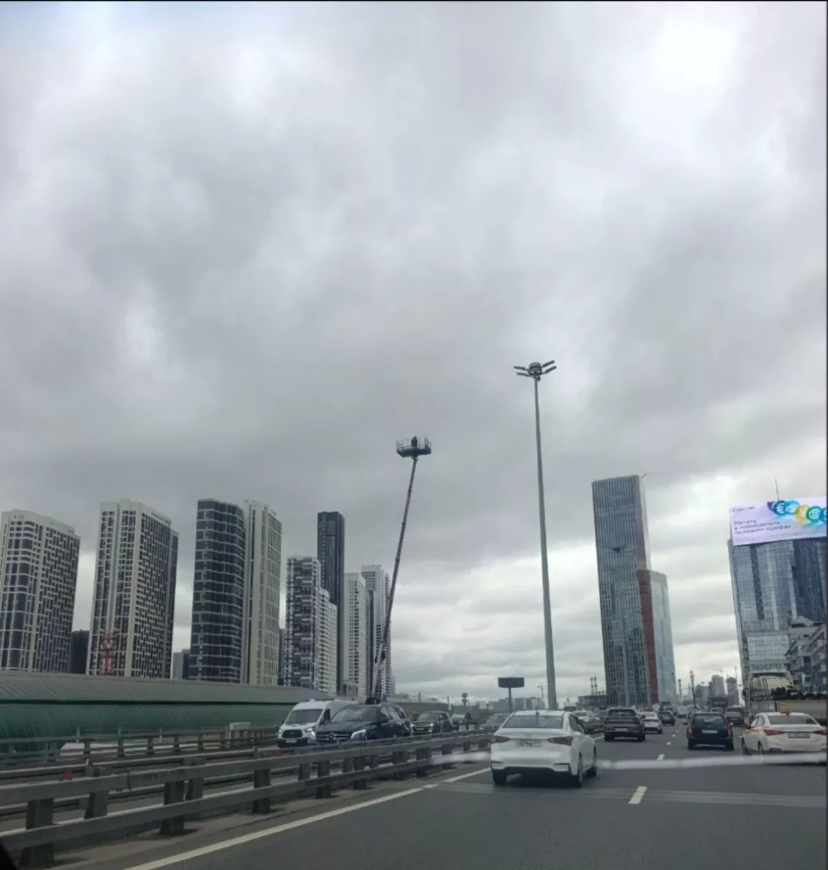 Moscow deploys armed troops on elevated platforms amid drone threat PHOTO