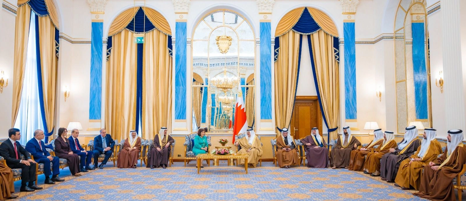 Azerbaijani Parliament speaker meets with king of Bahrain (PHOTO)