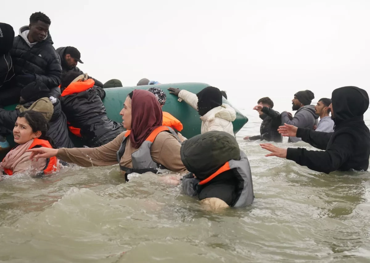 Britain agrees £660 million deal with France to stop migrant boats