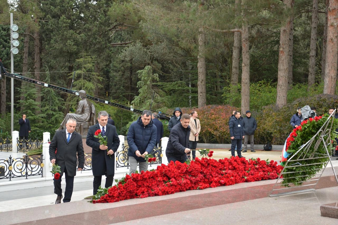 Azerbaijani Parliament staff commemorate National Leader Heydar Aliyev at Alley of Honor (PHOTO)