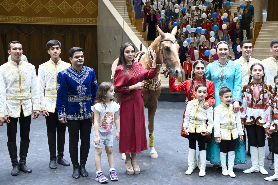 Leyla Aliyeva watches performance of Turkmen iconic Galkynysh national equestrian group in Arkadag city (PHOTO)
