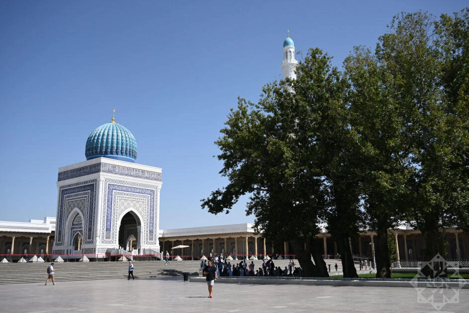 Azerbaijani journalists visit Imam al-Bukhari tourist complex near Samarkand (PHOTO)