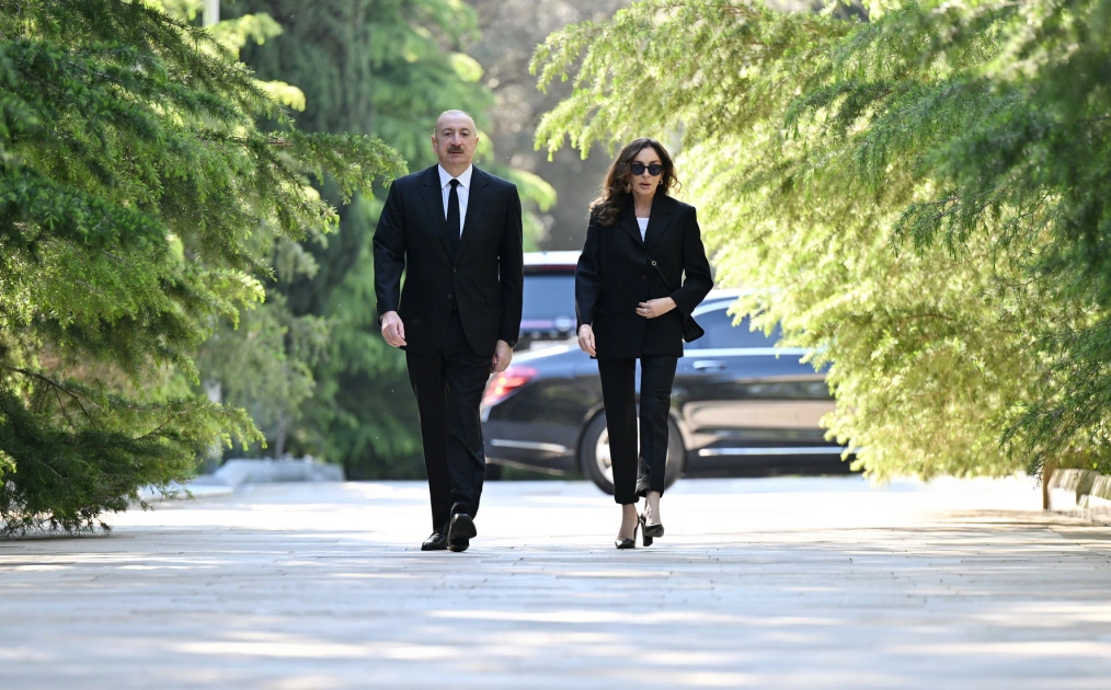 President Ilham Aliyev and First Lady Mehriban Aliyeva visit tomb of National Leader Heydar Aliyev at Alley of Honors (PHOTO)