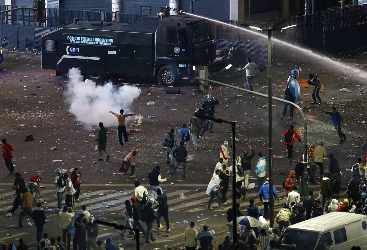 Argentina erupts in chaos after national team’s World Cup final defeat VIDEO