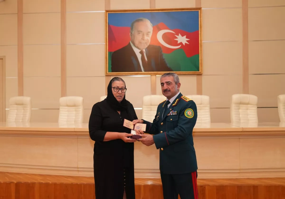 Families of fallen Azerbaijani border guards receive state orders PHOTO