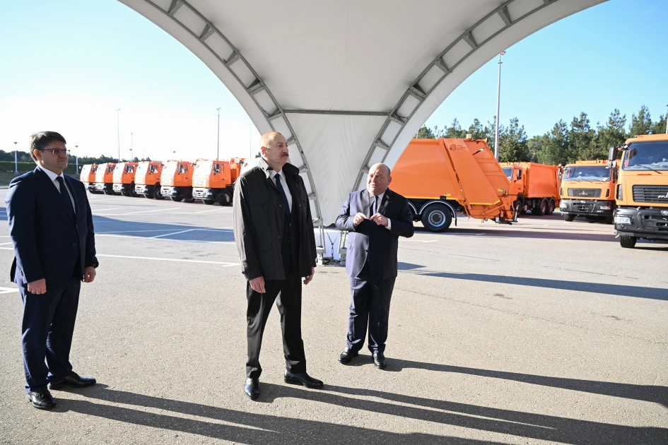 President Ilham Aliyev inspects work of vehicles transporting household waste in Baku (PHOTO)