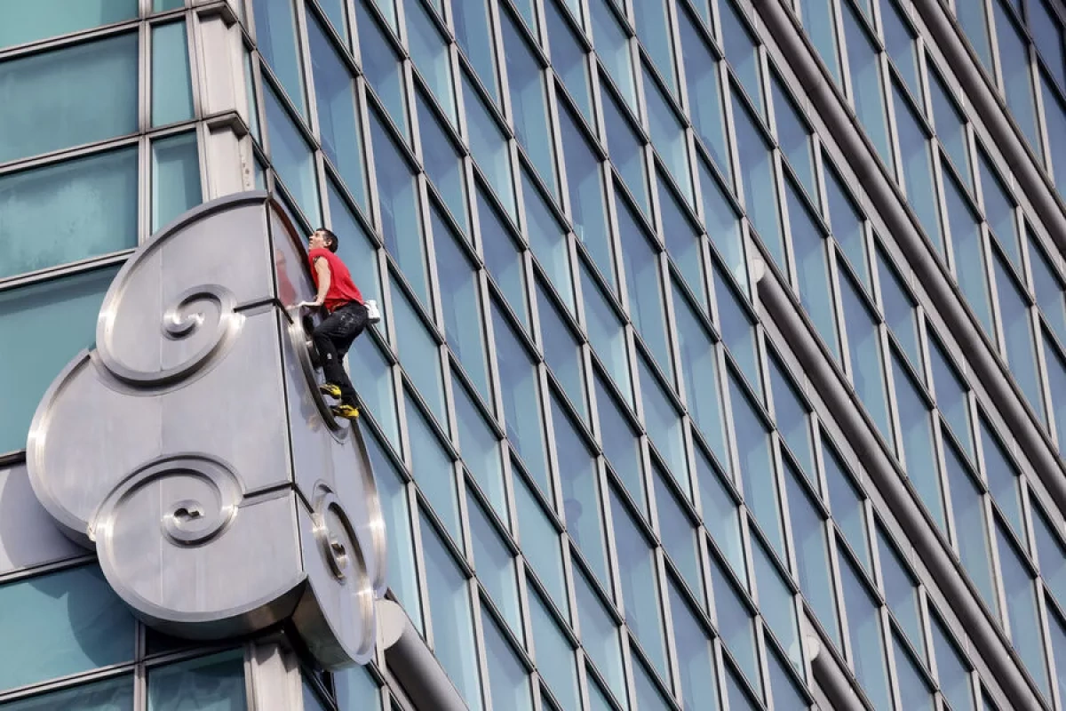 American climber scales 508-metre skyscraper without safety gear