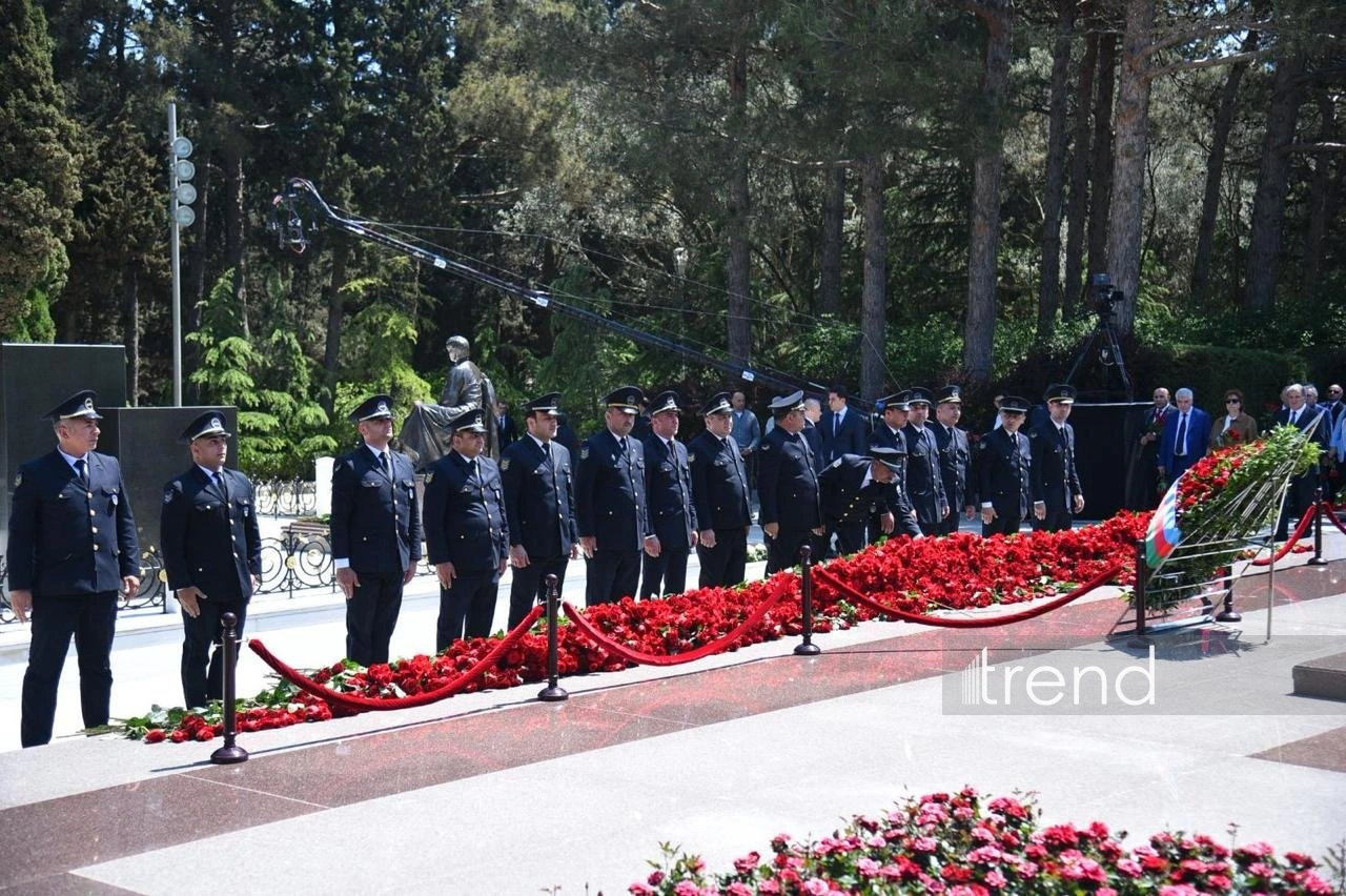 Azerbaijan’s state and government officials pay tribute to National Leader Heydar Aliyev (PHOTO)