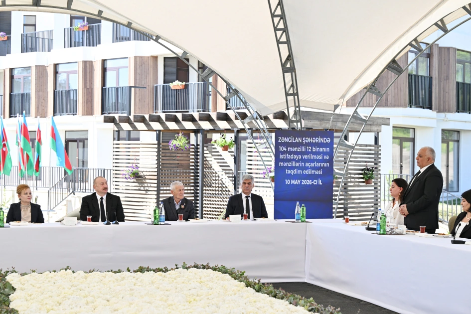 President Ilham Aliyev meets with families moving to first residential complex in Zangilan city (PHOTO)