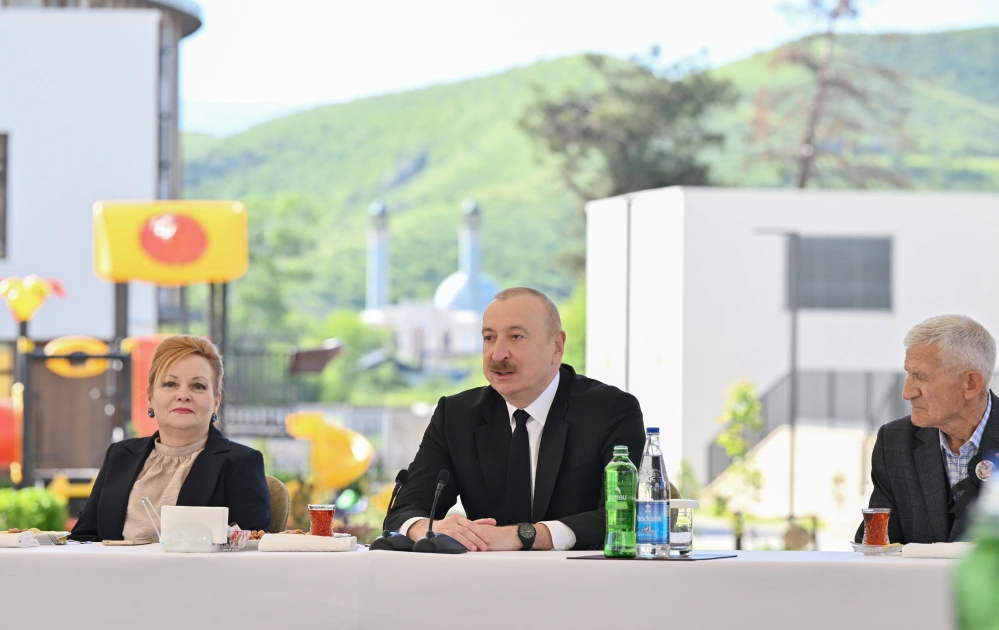 President Ilham Aliyev meets with families moving to first residential complex in Zangilan city (PHOTO)