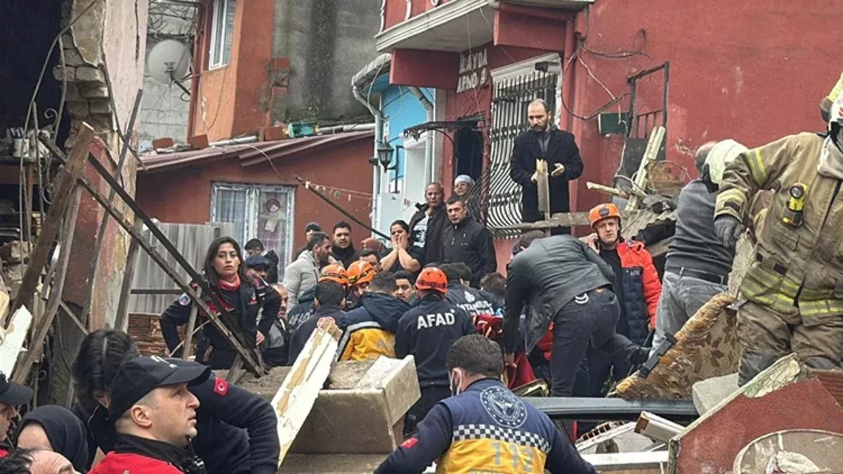 Two buildings collapse in Istanbul’s Fatih, people trapped under rubble PHOTO / UPDATED