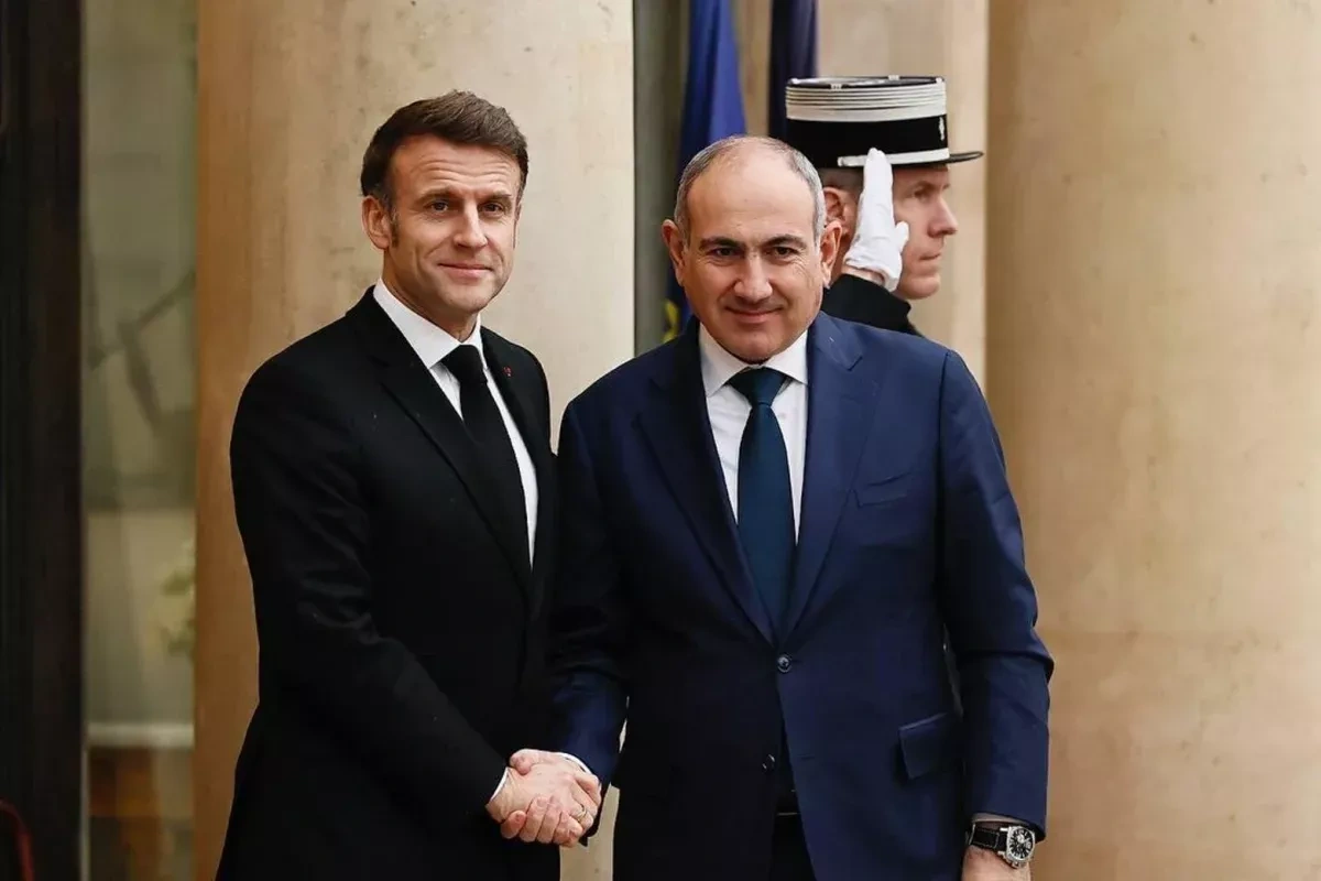 Air kiss, heart gesture mark Macron-Pashinyan goodbye VIDEO