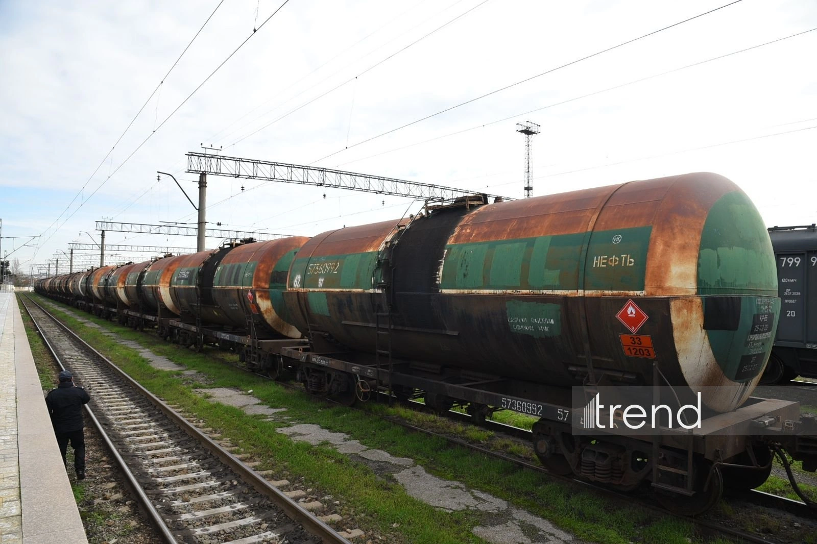 Azerbaijan dispatches multiple cistern wagons of RON95 gasoline to Armenia (PHOTO)