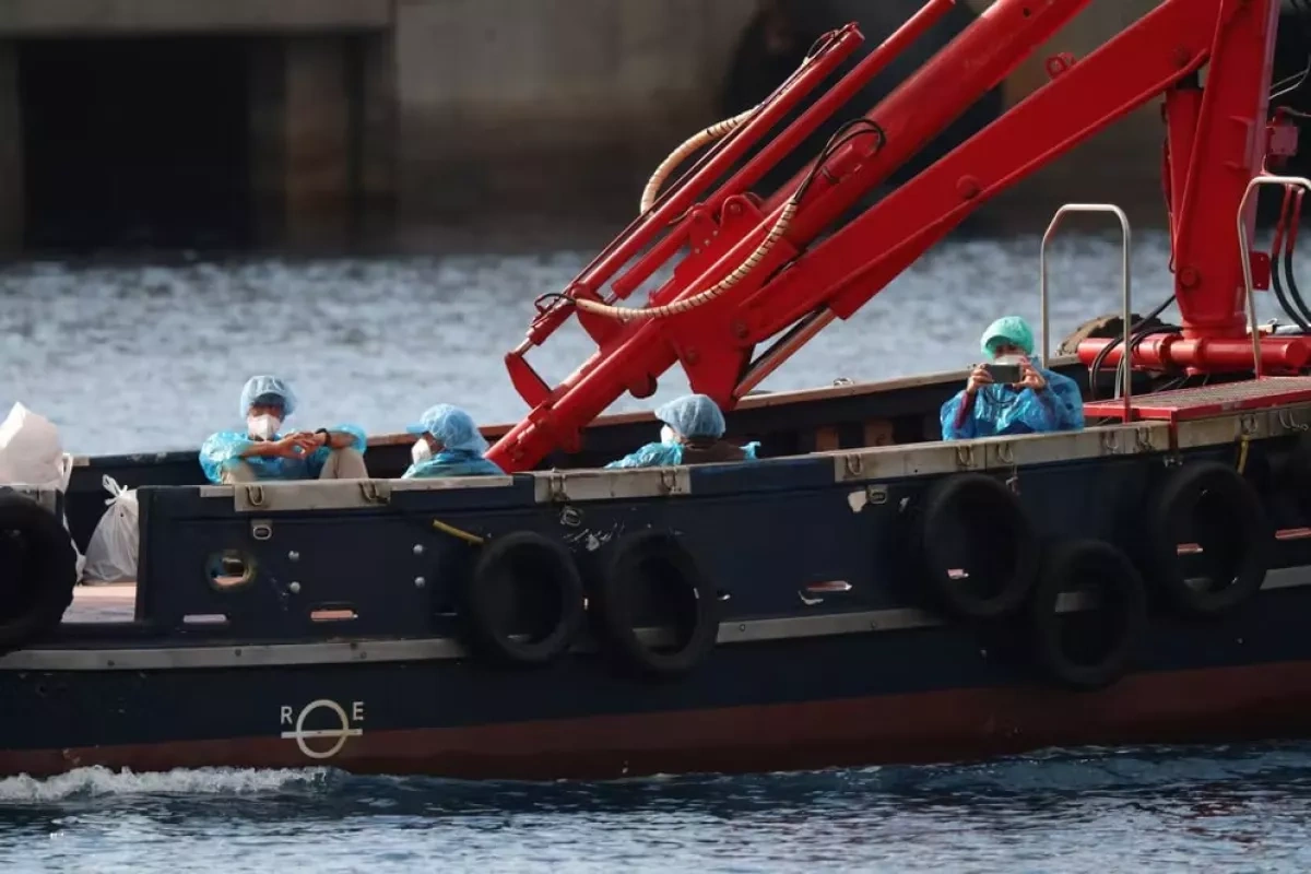 El País shows evacuation of passengers from hantavirus-affected ship PHOTO