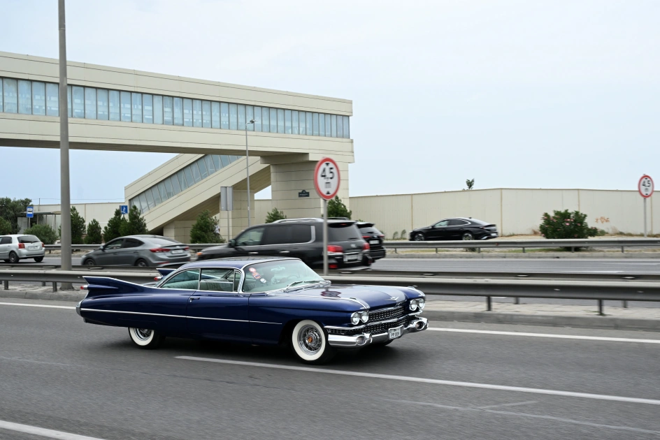 Vice-President of Heydar Aliyev Foundation Leyla Aliyeva and Arzu Aliyeva watch classic car parade and exhibition (PHOTO)