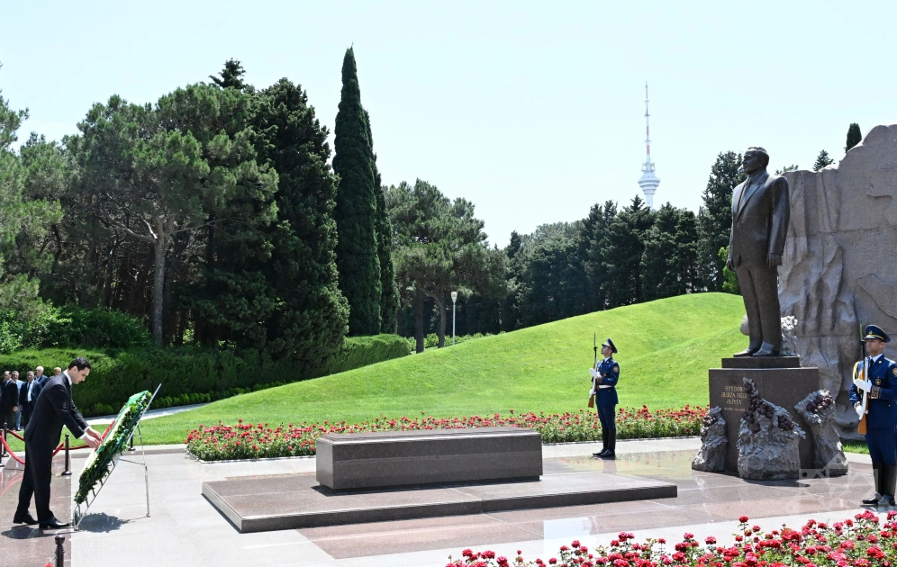 Turkmen President pays tribute to National Leader Heydar Aliyev (PHOTO)