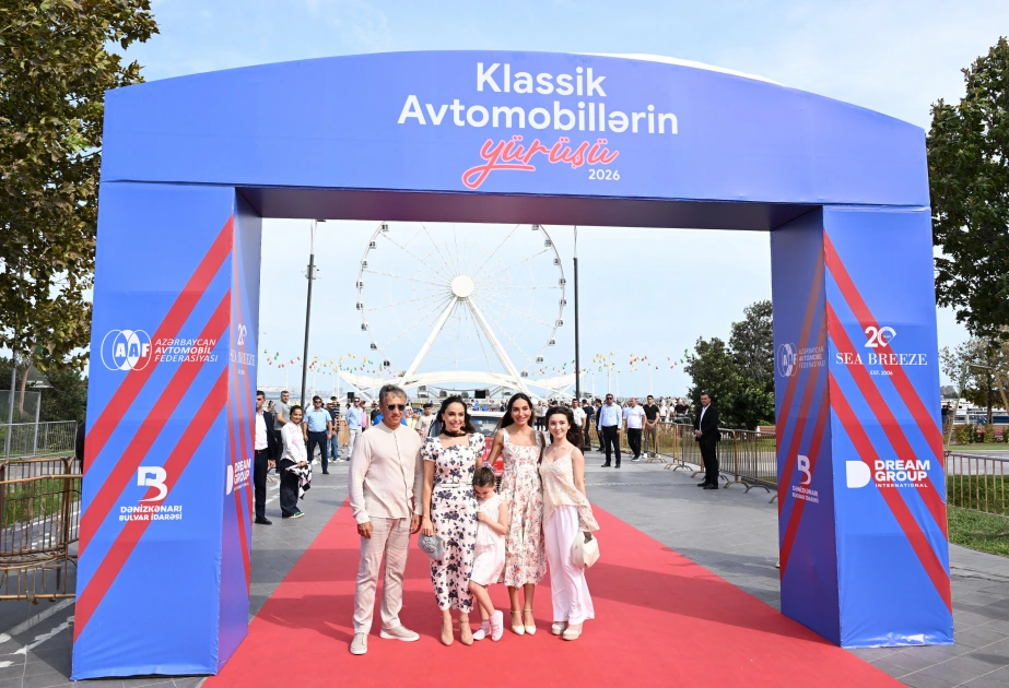Vice-President of Heydar Aliyev Foundation Leyla Aliyeva and Arzu Aliyeva watch classic car parade and exhibition (PHOTO)