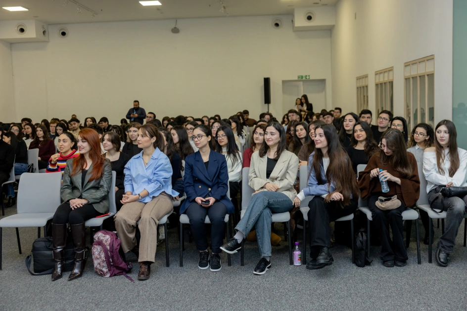 Nearly 1,000 participants receive training on “Sustainable Urban Development and Behaviors” under WUF13 volunteer program (PHOTO)