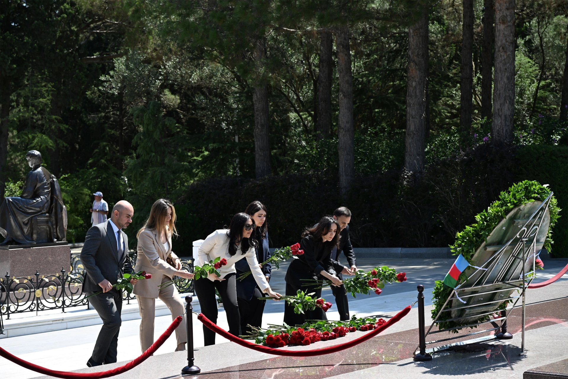 Azerbaijani media officials visit Alley of Honor to mark National Press Day (PHOTO)