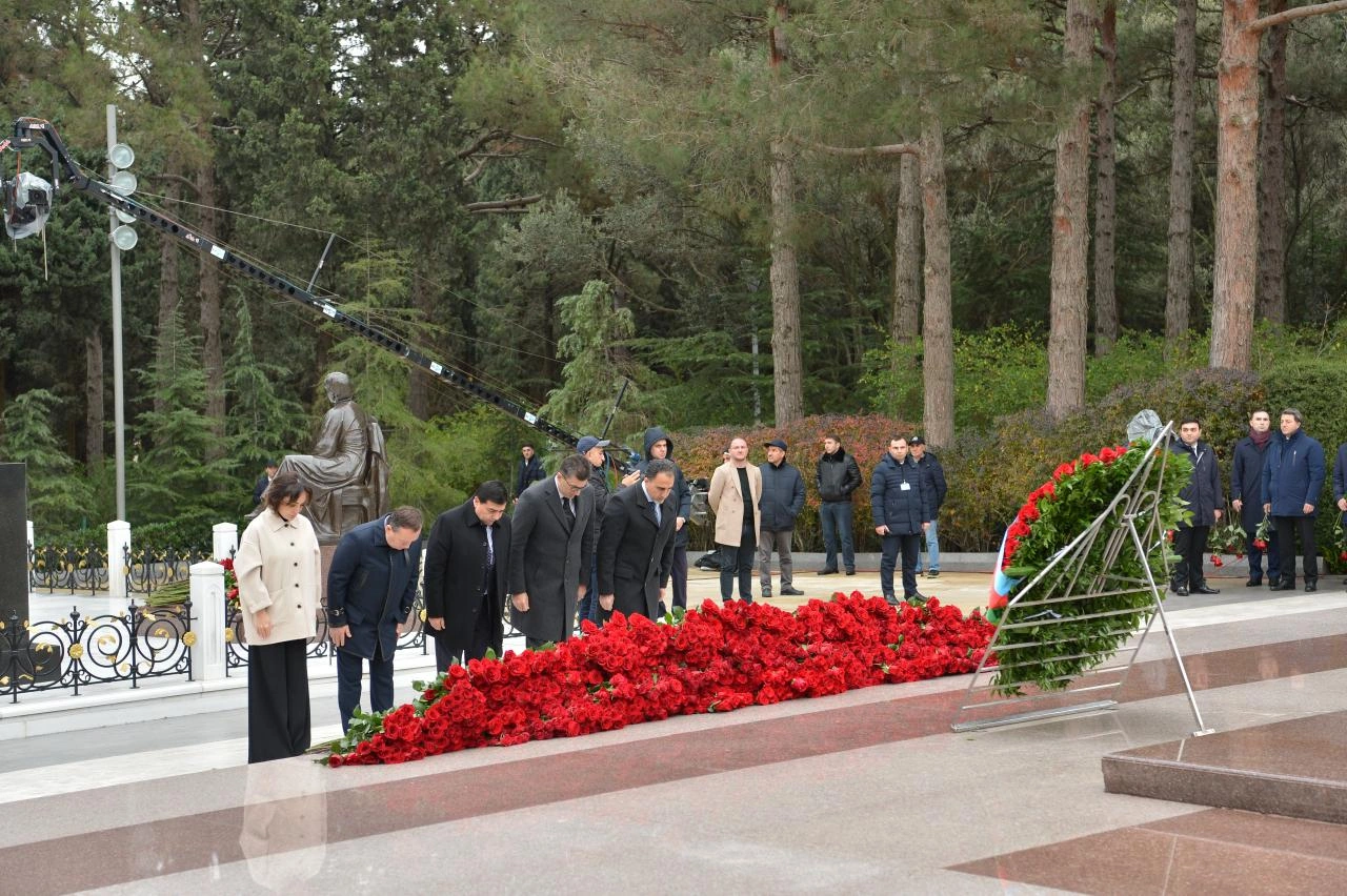 Azerbaijani Parliament staff commemorate National Leader Heydar Aliyev at Alley of Honor (PHOTO)