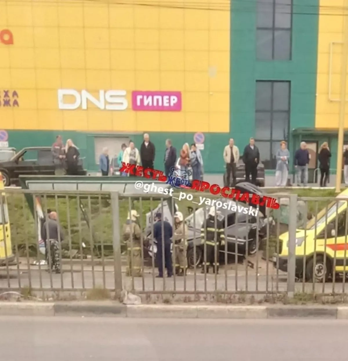 Car hits group of people and bus stop in Russia's Yaroslavl, killing one PHOTO
