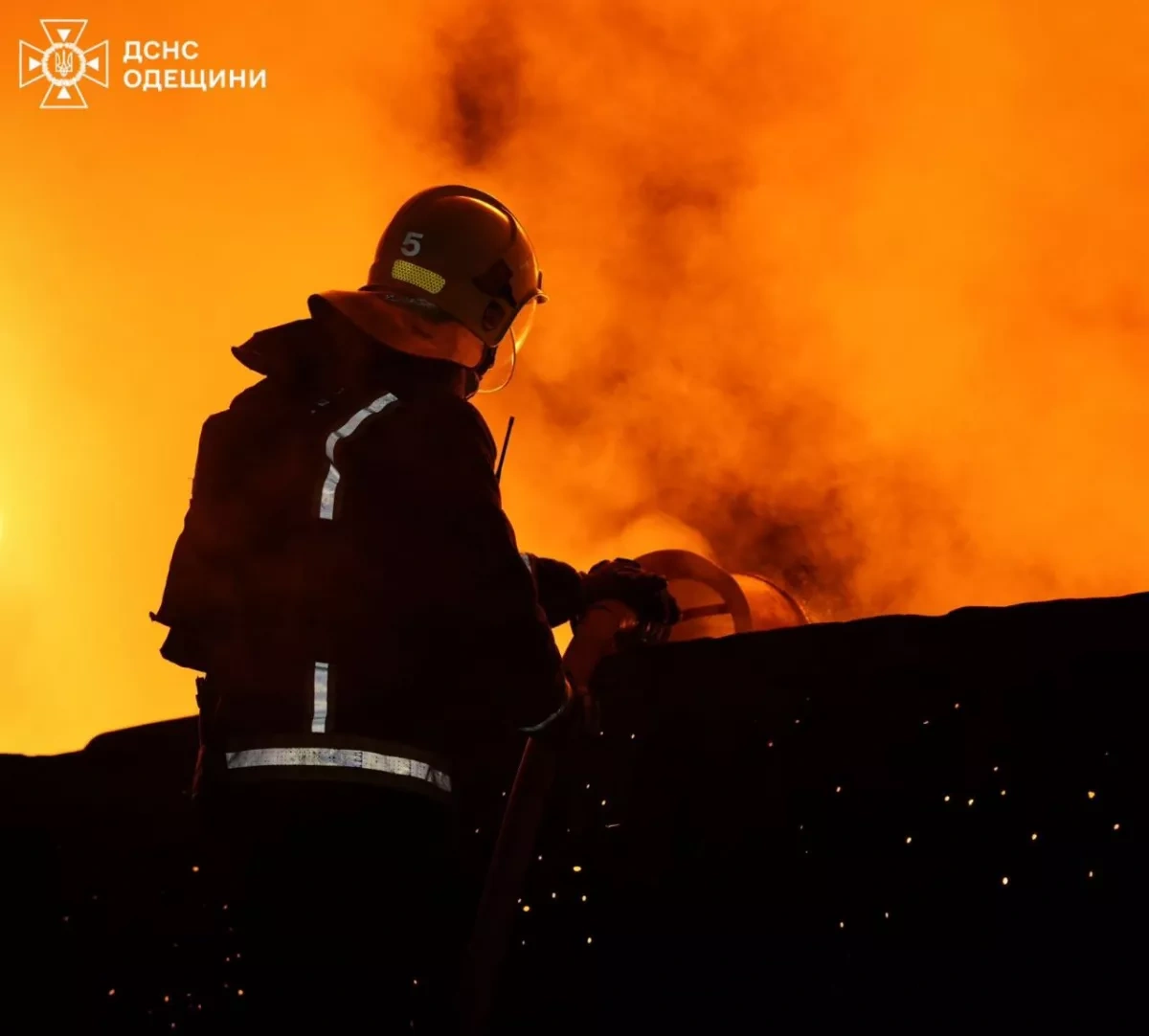 Russia strikes southern Ukraine, fires erupt in Odesa, Kherson PHOTO